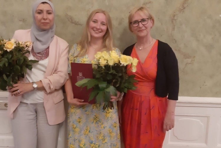 Prof. Dorra Baccar und Tina Trede von der THM gratulieren Sophia Schulz zum STEM-Award 2023